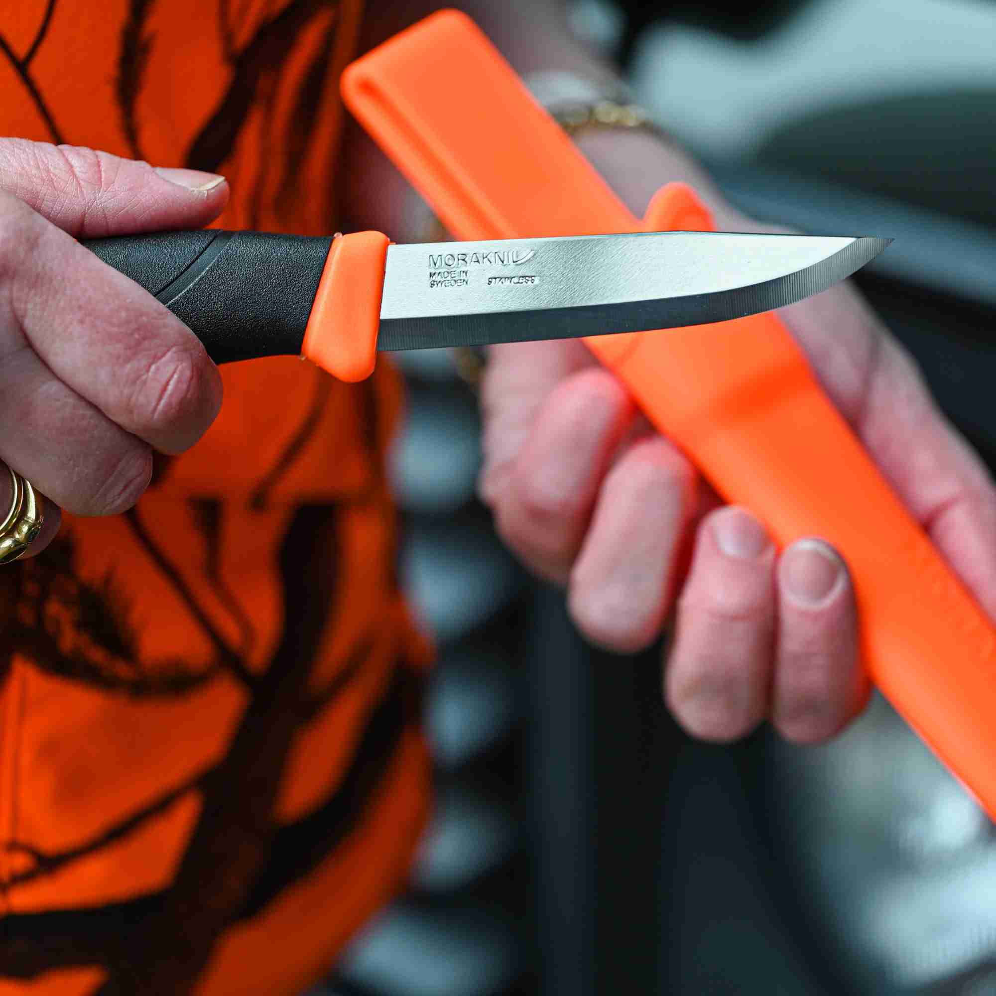 Oranges Jagdmesser mit oranger Hülle ohne Gravur geeignet für die Jagd