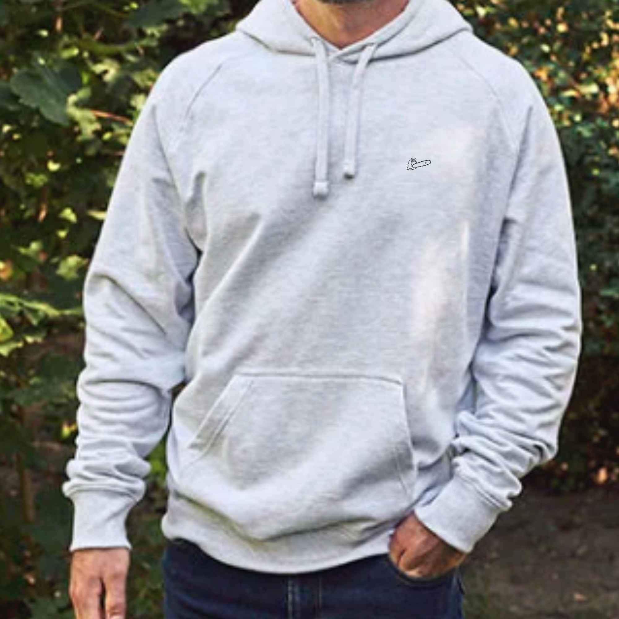 Hoodie mit Motorsäge bestickt als Motiv, für Waldarbeiter und Forstwirte in Farbe Grau