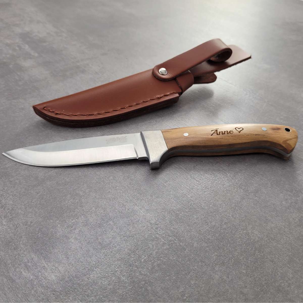 Jagdmesser mit Olivenholzgriff und Gravur