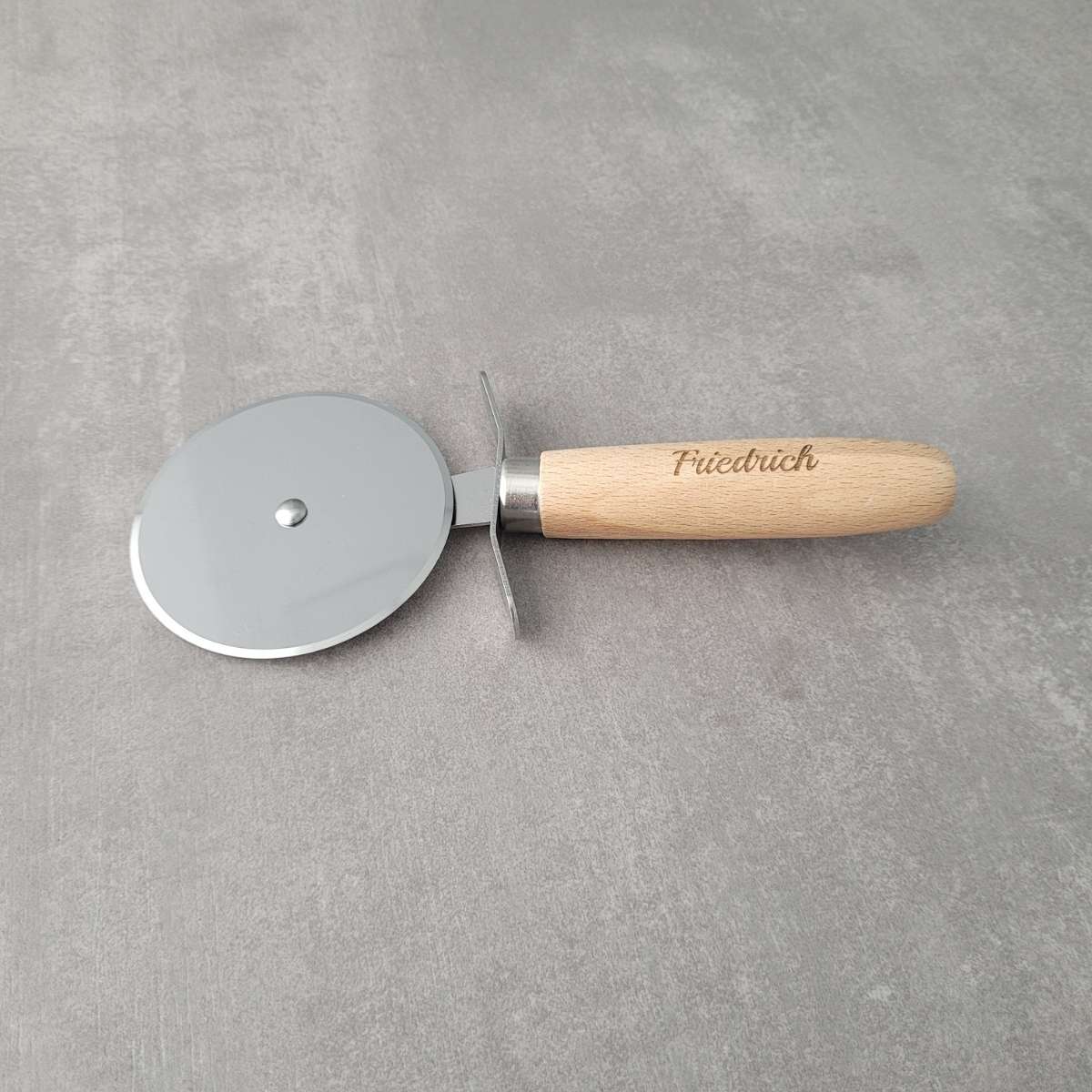 Pizzaschneider mit Holzgriff personalisiert - Textgravur