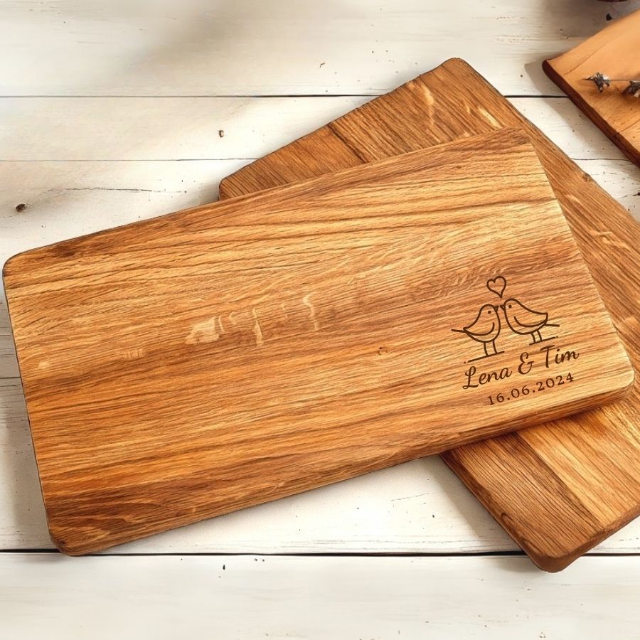 Personalisiertes Vesperbrett "Love Birds" aus Eichenholz – Ein romantisches Geschenk zur Hochzeit! Personalisiertes Vesperbrett "Love Birds" aus Eichenholz – Ein romantisches Geschenk zur Hochzeit!