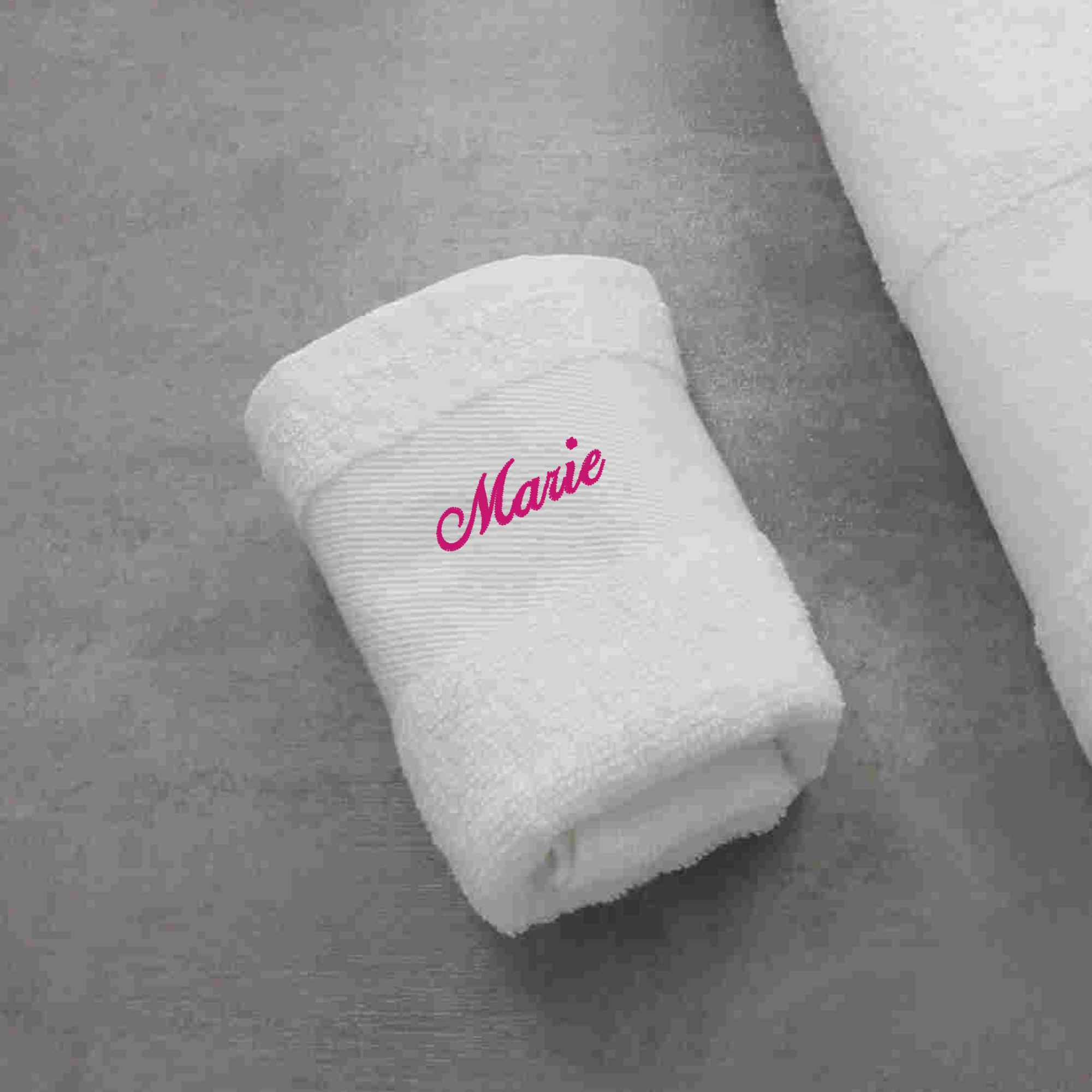 Weißes besticktes Handtuch mit Namen oder Initialien personalisiert