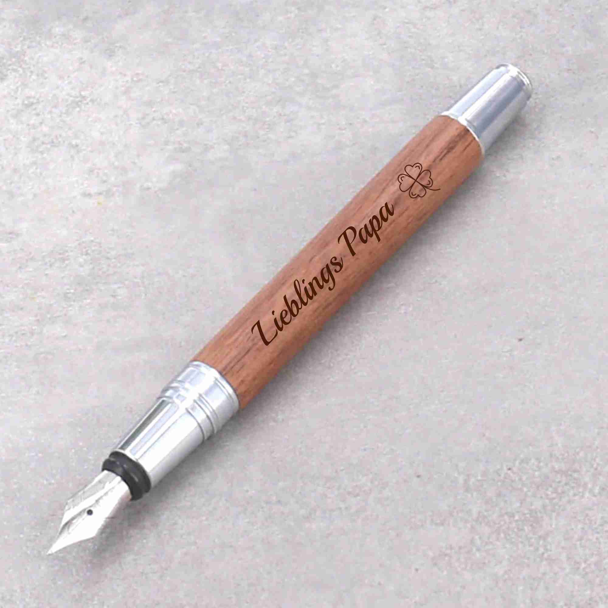 Nussbaum Füller mit Tinte und personalisiert mit Namen und Motiv auf das Holz für die Schule oder Arbeit oder für besondere Anlässe