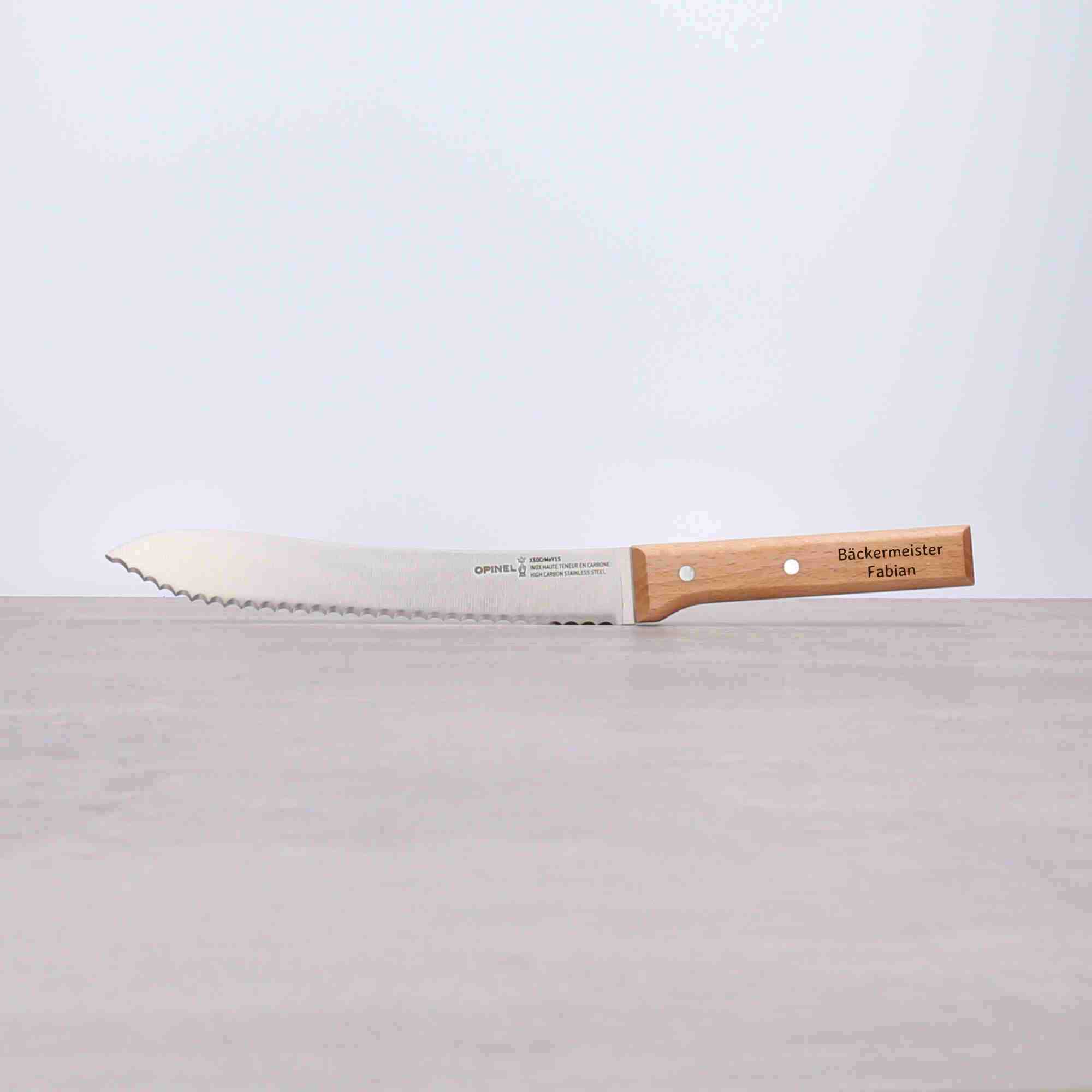 Graviertes Brotmesser mit Namen oder Text auf den Holzgriff des Messers