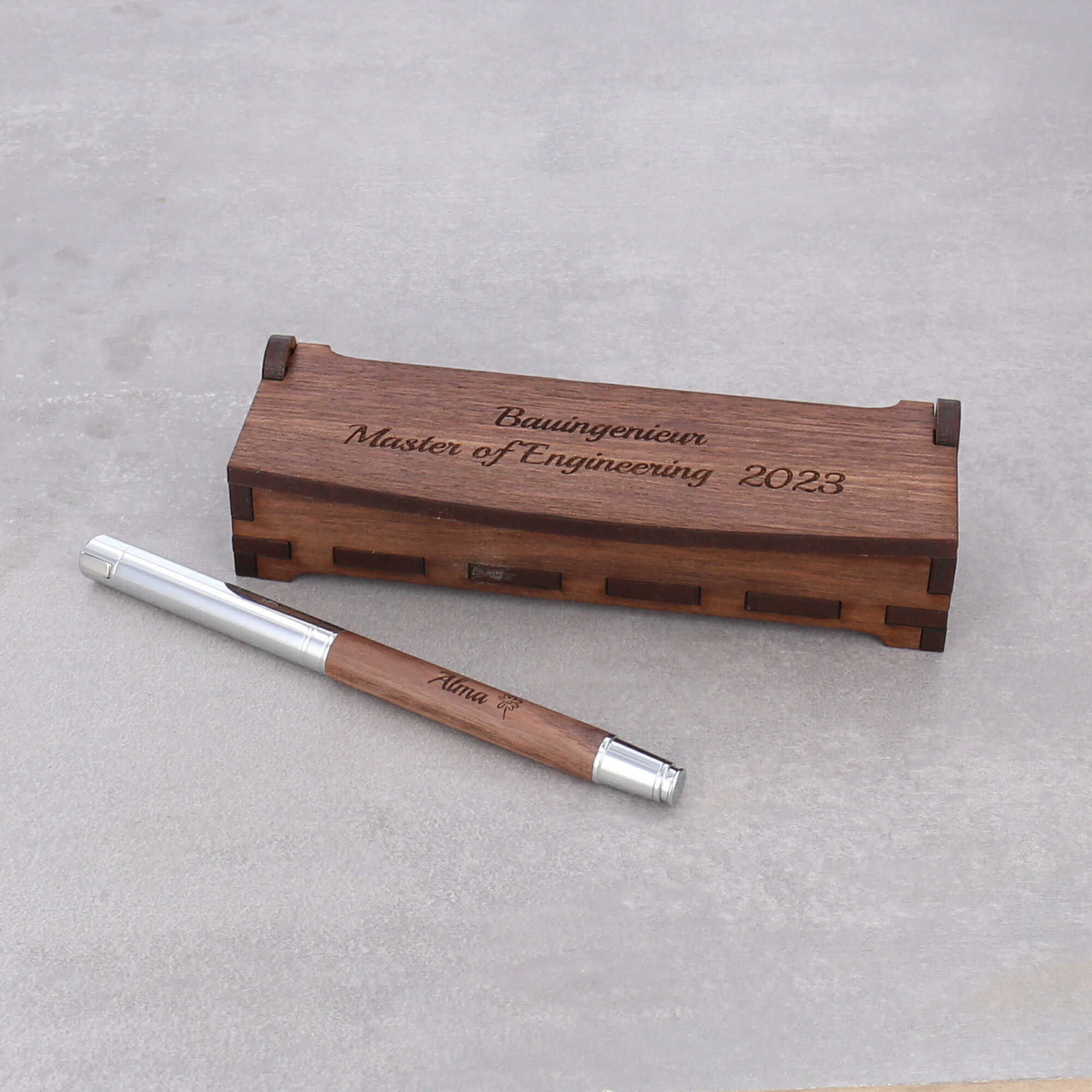 Personalisierter Rollerball mit Etui Rollerball mit Holzetui aus Nussholz mit individueller Gravur auf Holz
