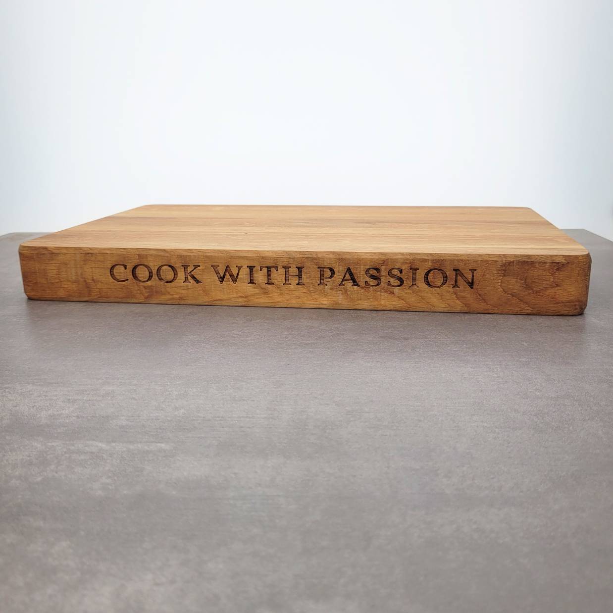Hackblock aus Eichenholz mit Gravur