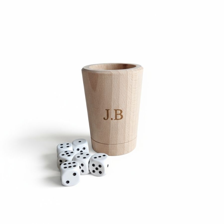 Würfelbecher aus Buchenholz mit Gravur (Initialen) – inkl. 6 Würfel Spiel, Würfel