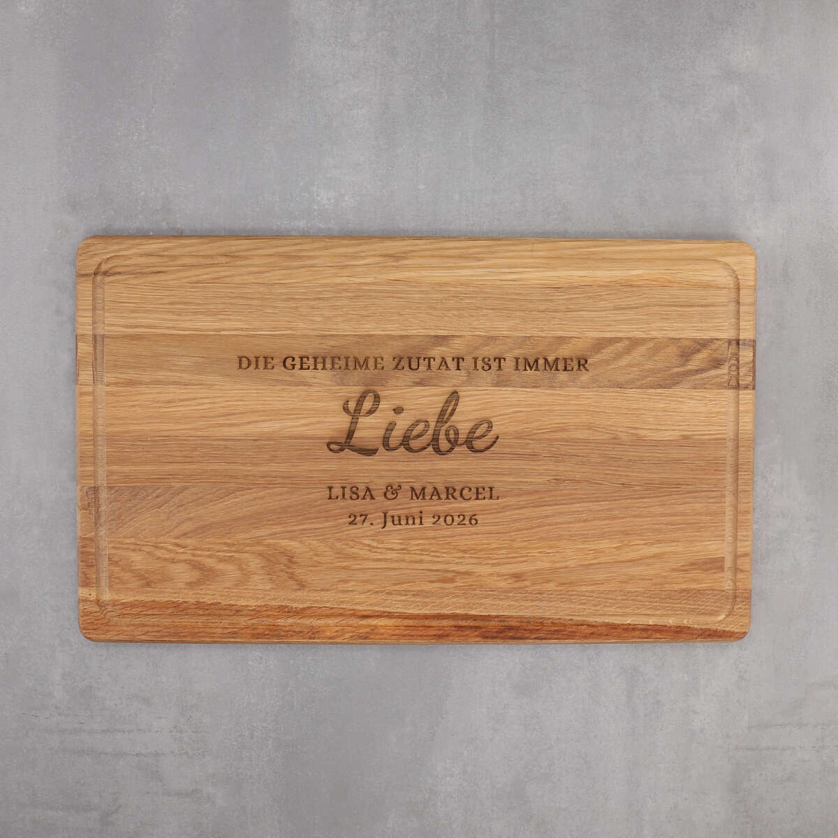 Schneidebrett Eiche mit Saftrinne "Die geheime Zutat ist immer Liebe" - Festes Design (Personalisierbar)