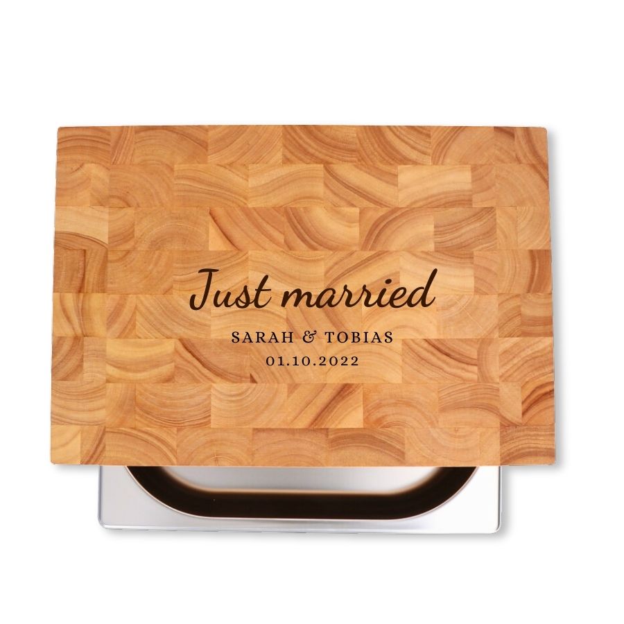 Personalisierbares Stirnholz-Schneidebrett mit Schublade "Just married" – Das ideale Hochzeitsgeschenk mit Gravur Personalisierbares Stirnholz-Schneidebrett mit Schublade "Just married" – Das ideale Hochzeitsgeschenk mit Gravur