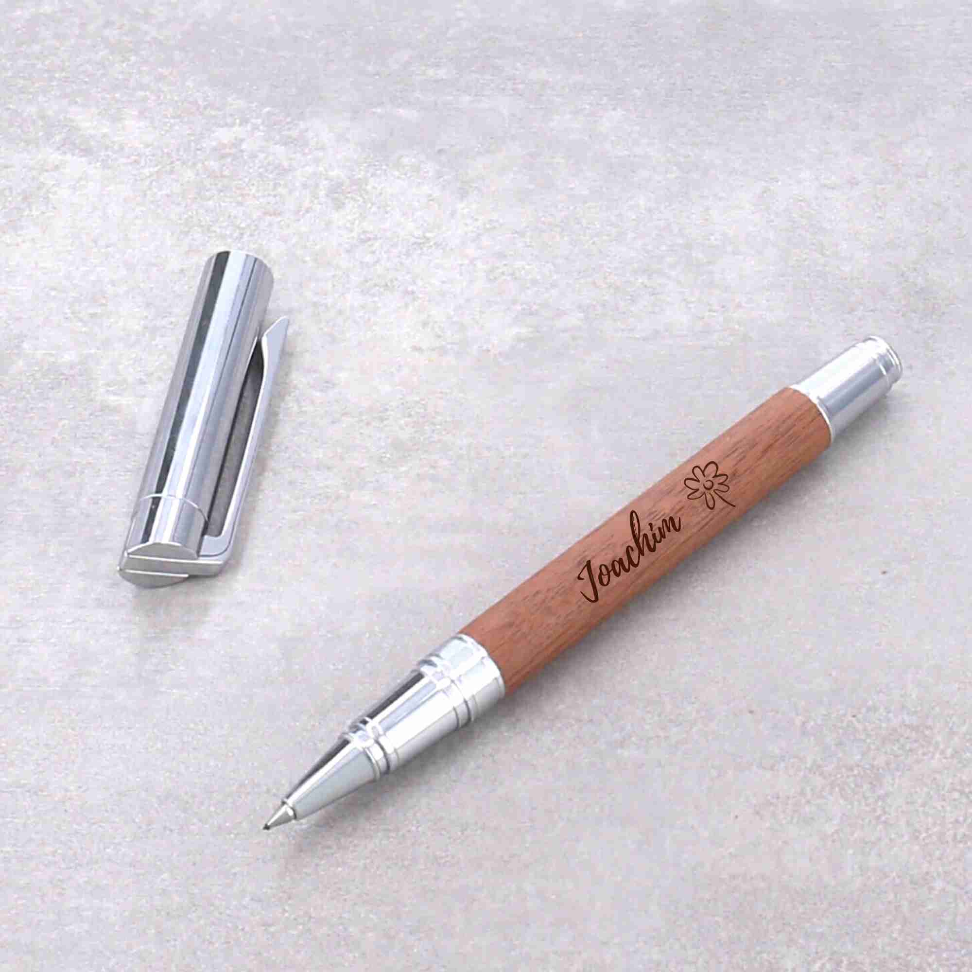 Rollball personalisiert Personalisierter Rollball mit Tinte und Namen und Motiv in das Holz graviert