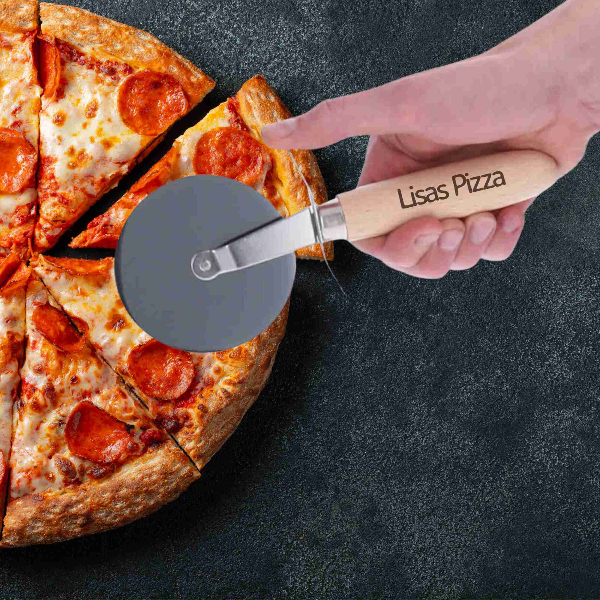 Pizzaschneider mit personalisierung durch Gravur auf Holzgriff für Pizzaliebhaber